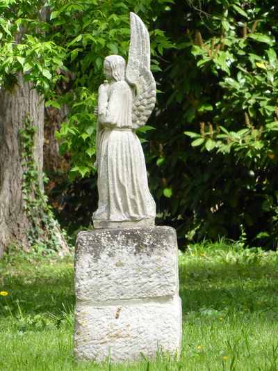 Statue d'ange musicien
